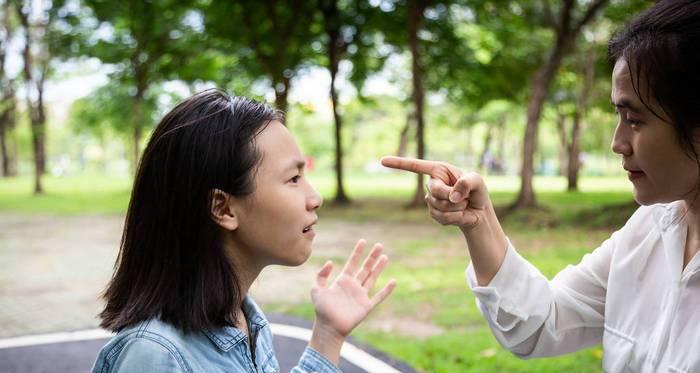 经常和男朋友吵架他对我不好怎么办？如何改善关系并寻求帮助？