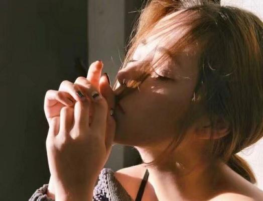 如何运用五招策略赢得他的爱？女人在爱情中应该注意什么？