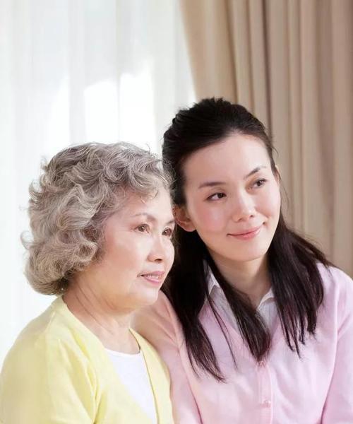儿子发现母亲出轨该怎么办？如何处理家庭危机？