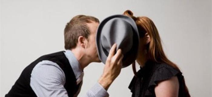 出轨同事还可以挽回吗？如何处理职场不忠行为？