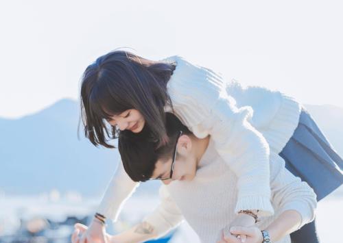 女人是否只能成为依赖男性的金丝雀？探讨性别角色与独立性