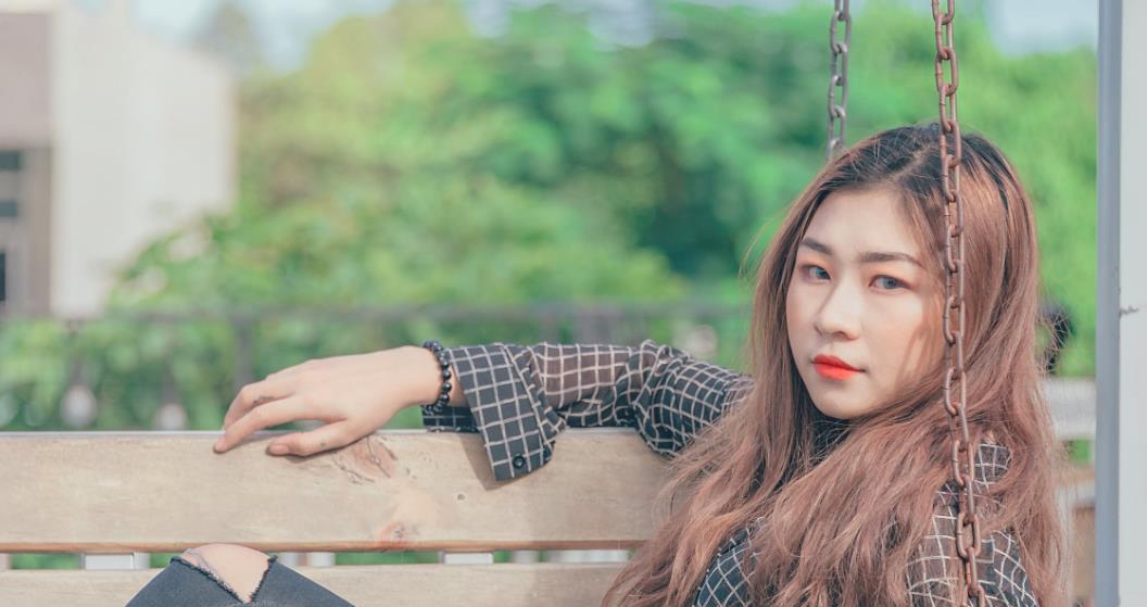 老男人为何喜欢年轻姑娘（揭秘老男人对年轻姑娘的迷恋与心理）