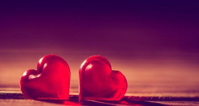 爱情之美——恋爱的状态（探究爱情带给人们的美好感受和心灵成长）