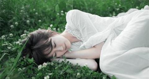 如何让女友回心转意（挽回有了新欢的女友的方法和技巧）