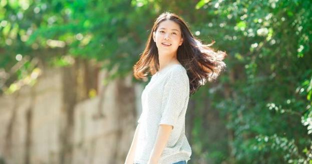 用创意夸女生，让她们快乐起来（15个助你哄女孩子开心的创意夸夸话）
